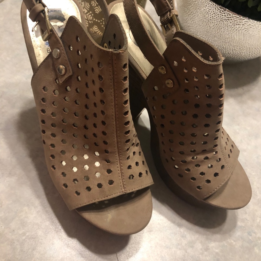 Shoes - Picture 4 of 5